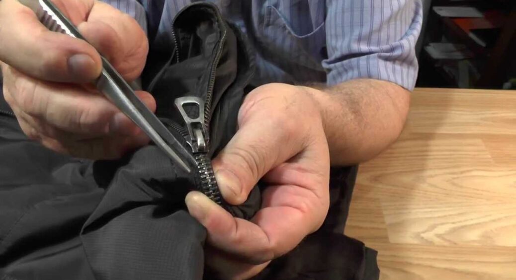 Блискавка на зимовій куртці заїдала, а тепер “літає”: змастила зубчики звичайним олівцем за 2 хвилини 