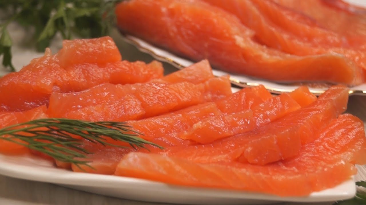 Кулінари поділилися простим домашнім рецептом засолювання червоної риби