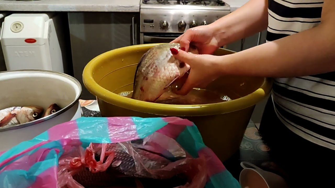 Господині розповіли, як легко й швидко почистити рибу і не відмивати потім луску