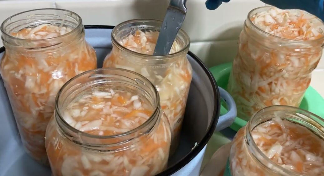 Готую квашену капусту, яка дійсно хрумтить: 0 цукру та “забобонів” – лише правильна “бабусина” технологія 