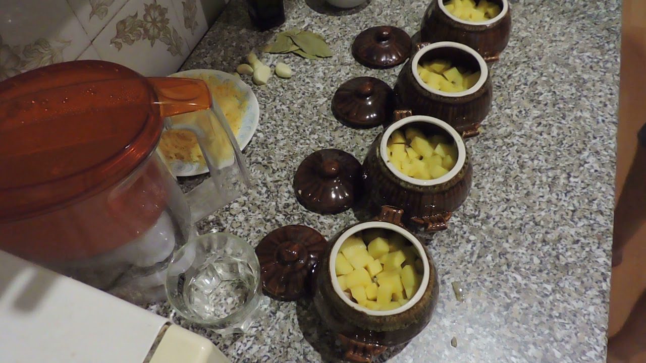 Кулінари розповіли, як приготувати смачну картоплю по-селянськи у горщиках