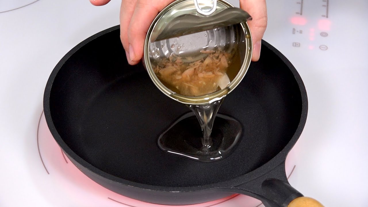 Господині розповіли, куди найкраще зливати залишки жирної олії зі сковороди