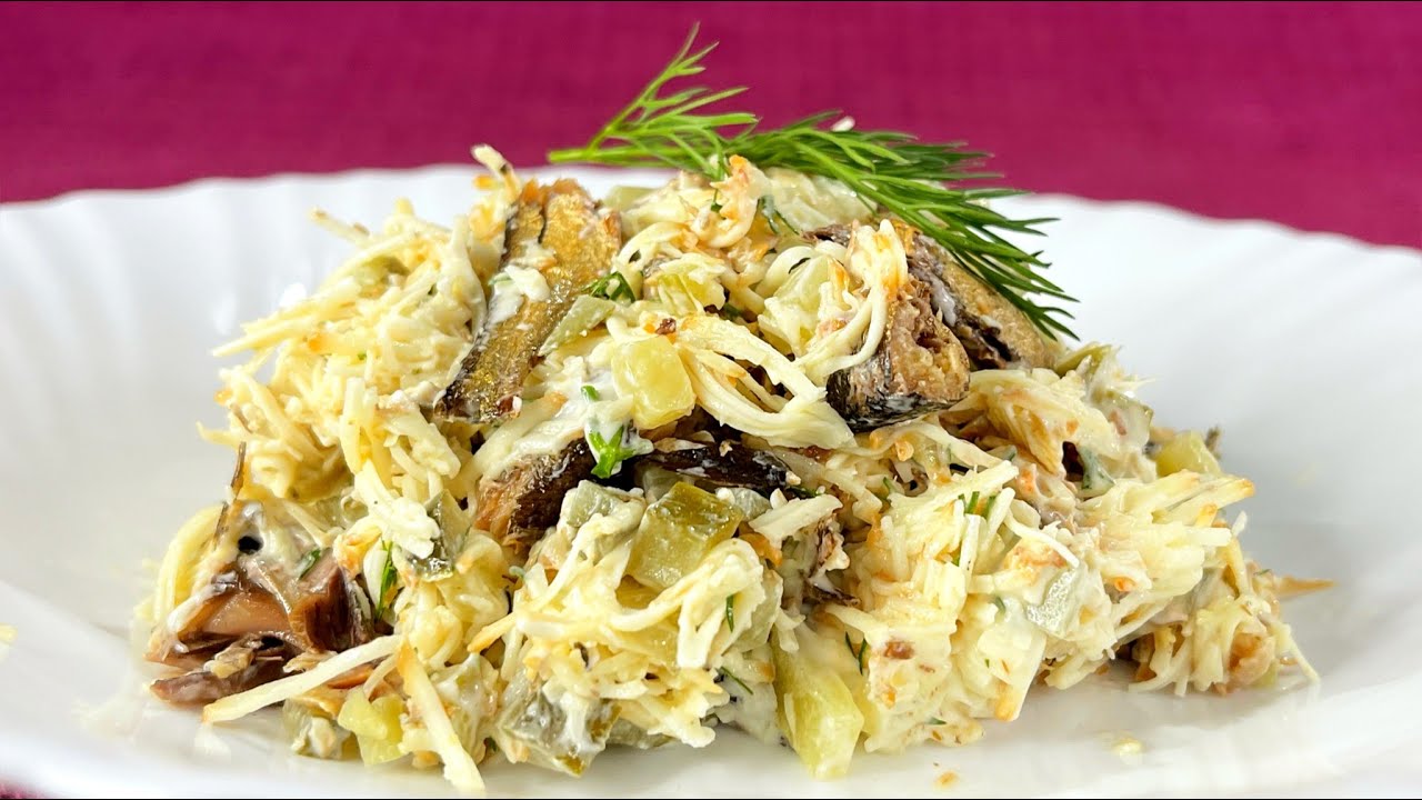 Кулінари поділилися простим рецептом салату зі шпротами та сиром