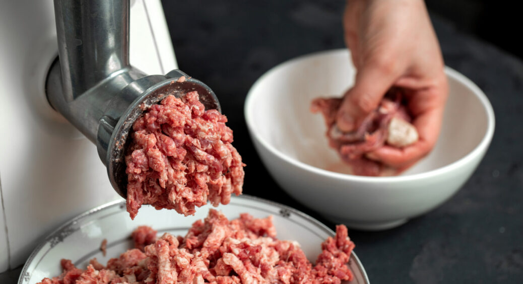3 шеф-кухарів запитали, як зробити фарш смачним: всі дали однакову відповідь – про це багато хто забуває 