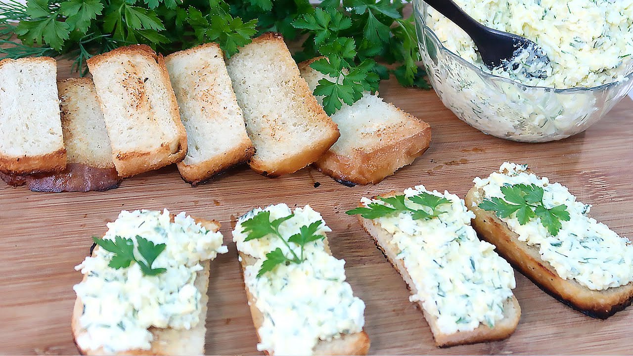 Кулінари розповіли, як приготувати смачну намазку з плавлених сирків та зелені