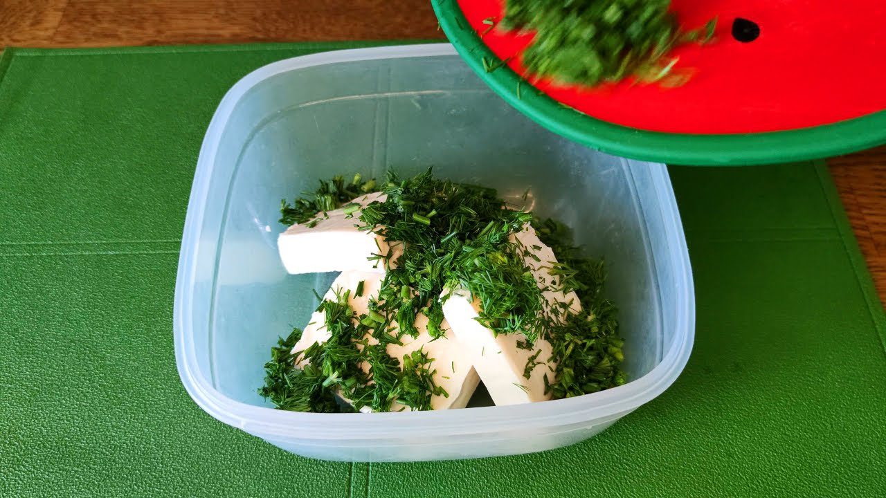 Кулінари розповіли, як приготувати смачну намазку з плавлених сирків та зелені