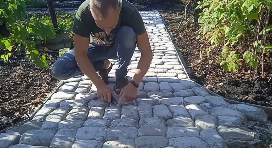 Бруд, прощавай: лише 2 годинки – і безкоштовні доріжки готові: тепер у білих черевиках ходжу по саду 