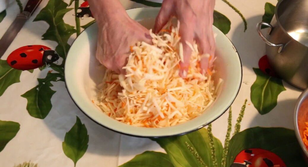 Наближаються 2 заборонених дні, коли не можна квасити капусту, бо буде гірка і мʼяка: для застілля – не те 