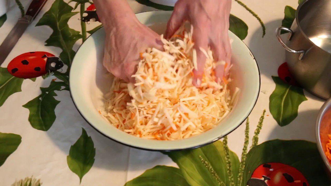 Кухарі поділилися рецептом смачної та дуже хрусткої квашеної капусти в каструлі