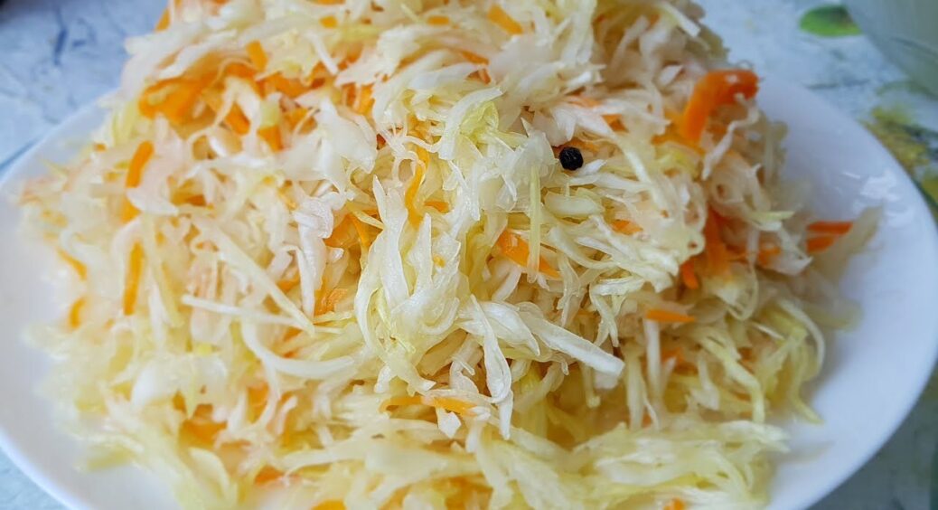 Капусту можна квасити не тільки в банці: 1 альтернативний варіант для особливого хрустку та смаку 