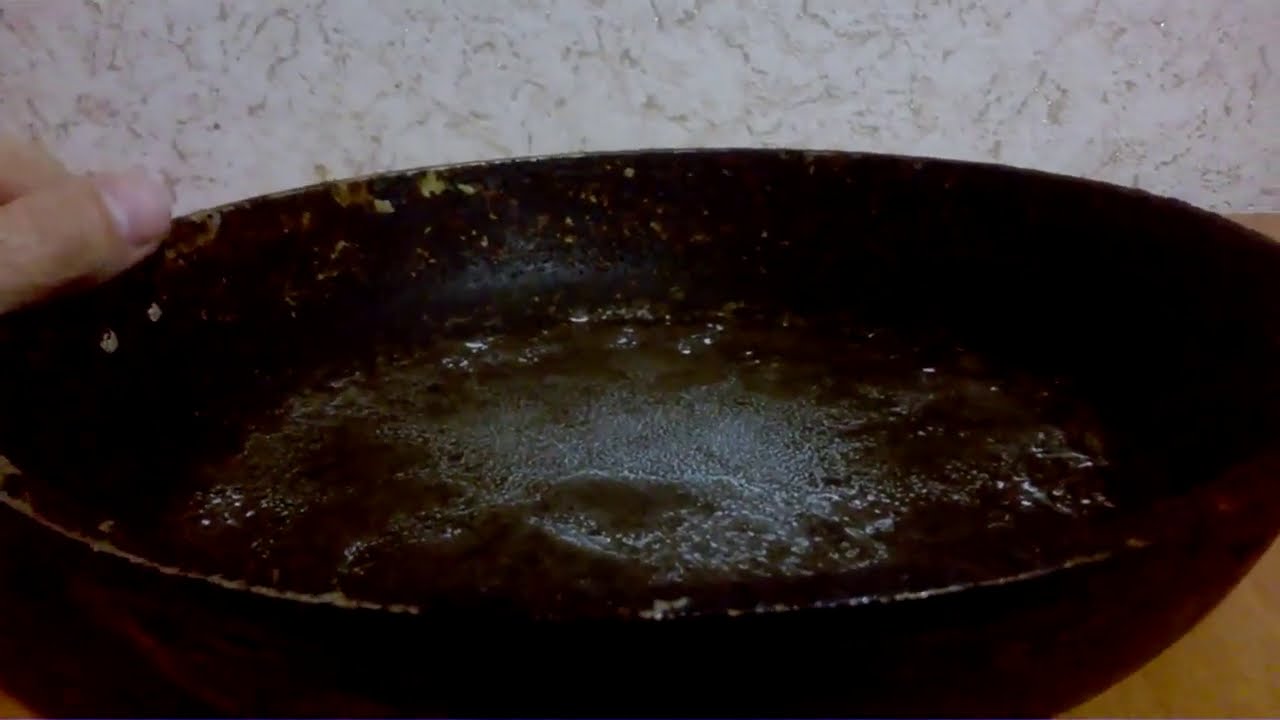 Господині розповіли, як легко очистити старі сковороди з товстим шаром нагару