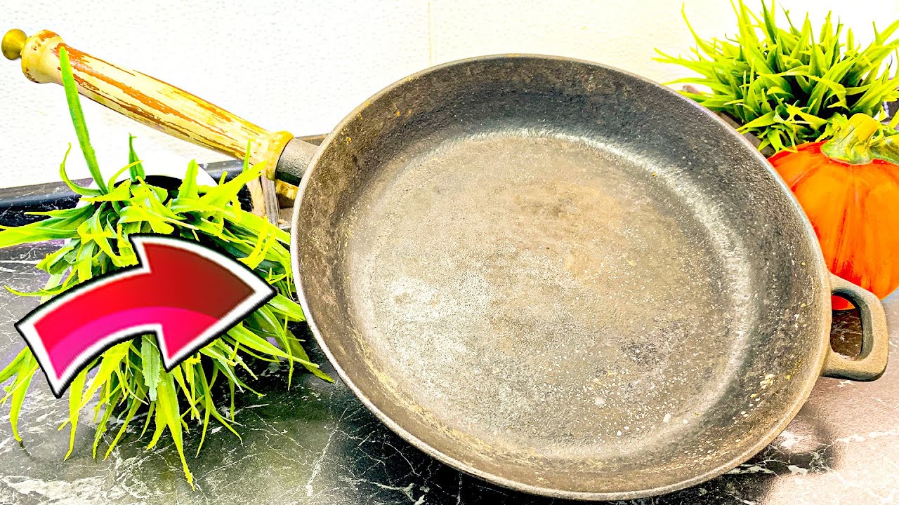 Господині розповіли, як легко очистити старі сковороди з товстим шаром нагару