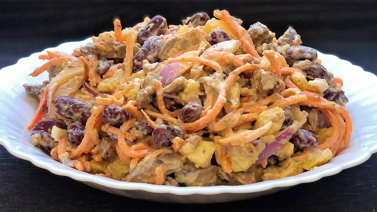 Кухарі поділилися рецептом ситного салату з курячої печінки та корейської моркви