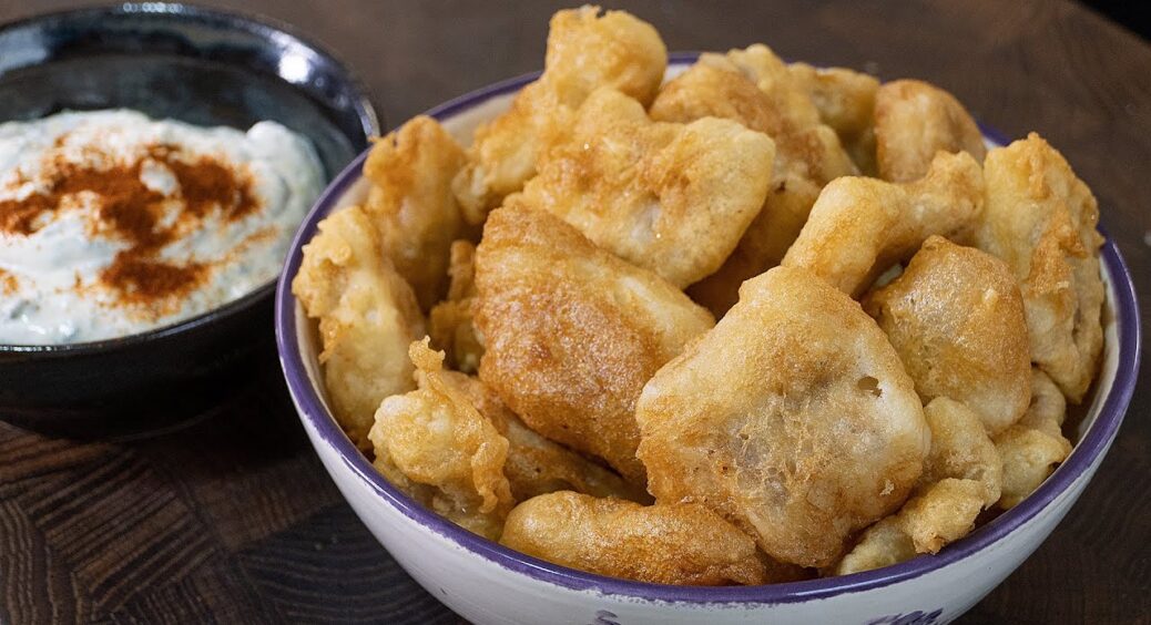 Не розповзеться і не прилипне до пательні: як смажити минтай з ідеально хрусткою скоринкою, хоч розморожений 