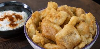 Кулінари поділилися рецептом смачного минтая у хрусткому сирно-яєчному клярі