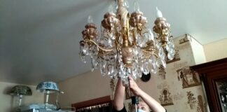 Експерти назвали простий спосіб очистити кухонну люстру від жиру та пилу