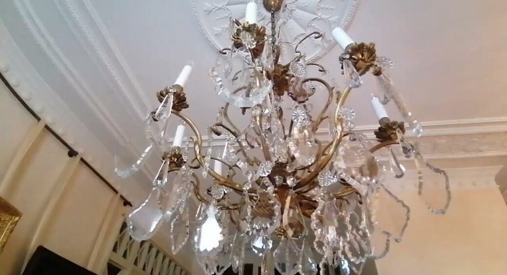 Підслухала на кухні у свекрухи, як швидко почистити люстру, не знімаючи плафони: трюк із рукавичками 