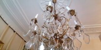 Господині розповіли, як легко та швидко почистити люстру, не знімаючи плафони