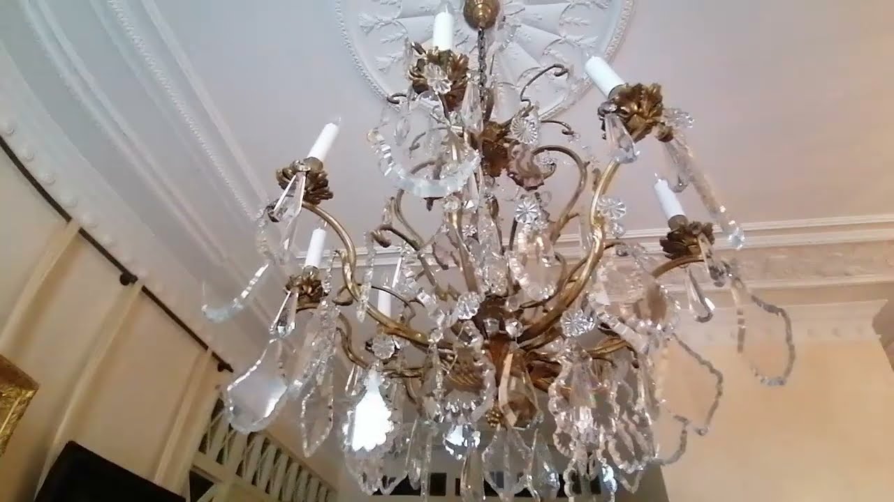 Господині розповіли, як легко та швидко почистити люстру, не знімаючи плафони