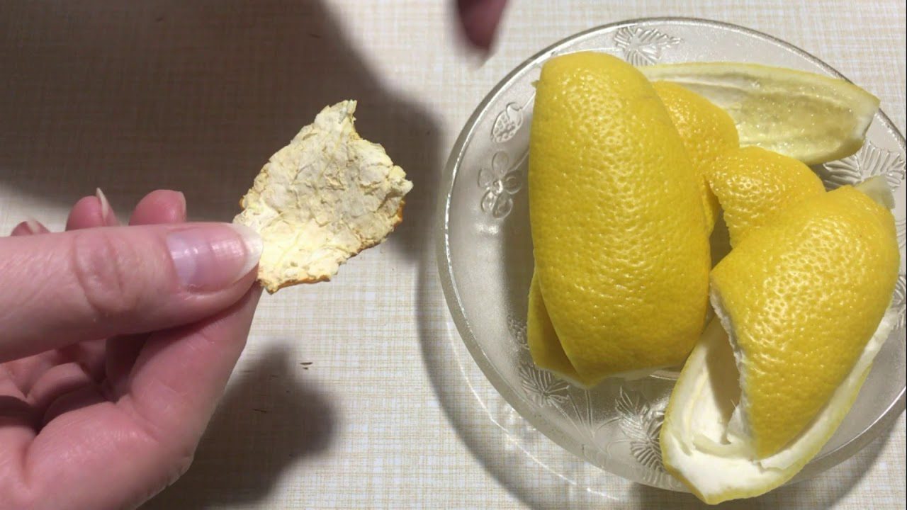 Досвідчені господині розповіли, навіщо лимонні кірки заливати оцтом