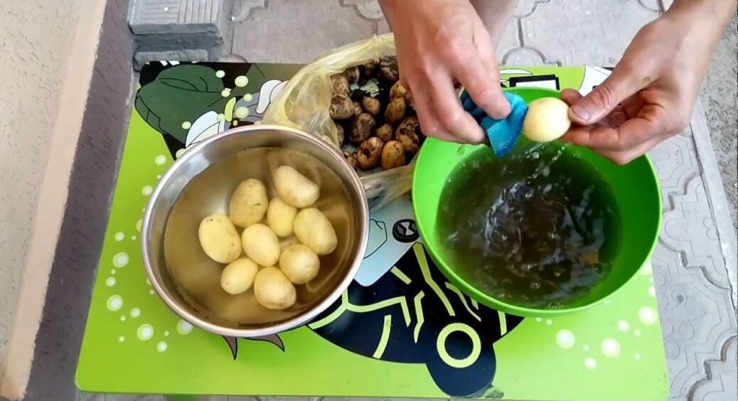 Подруга сміялась, що я чищу моркву кулькою з фольги – а як побачила, то аж замовкла: супер-трюк на 10 зі 10 