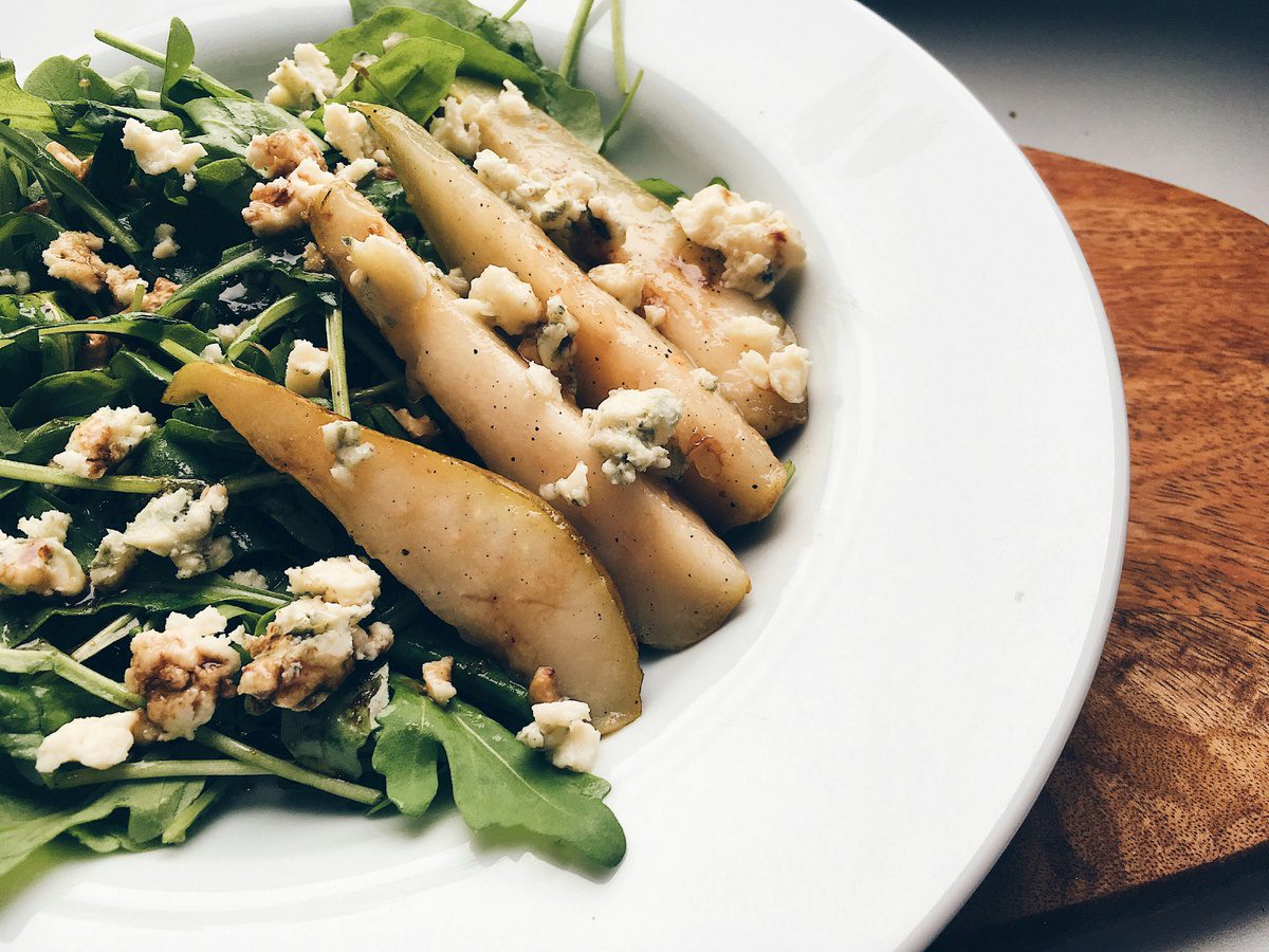 Кулінари розповіли, як приготувати смачний і насичений салат у новорічну ніч усього з 3 продуктів