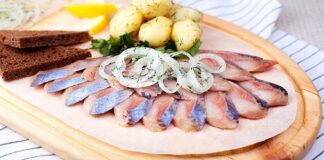 Кулінари розповіли, як у домашніх умовах приготувати оселедець пряного посолу