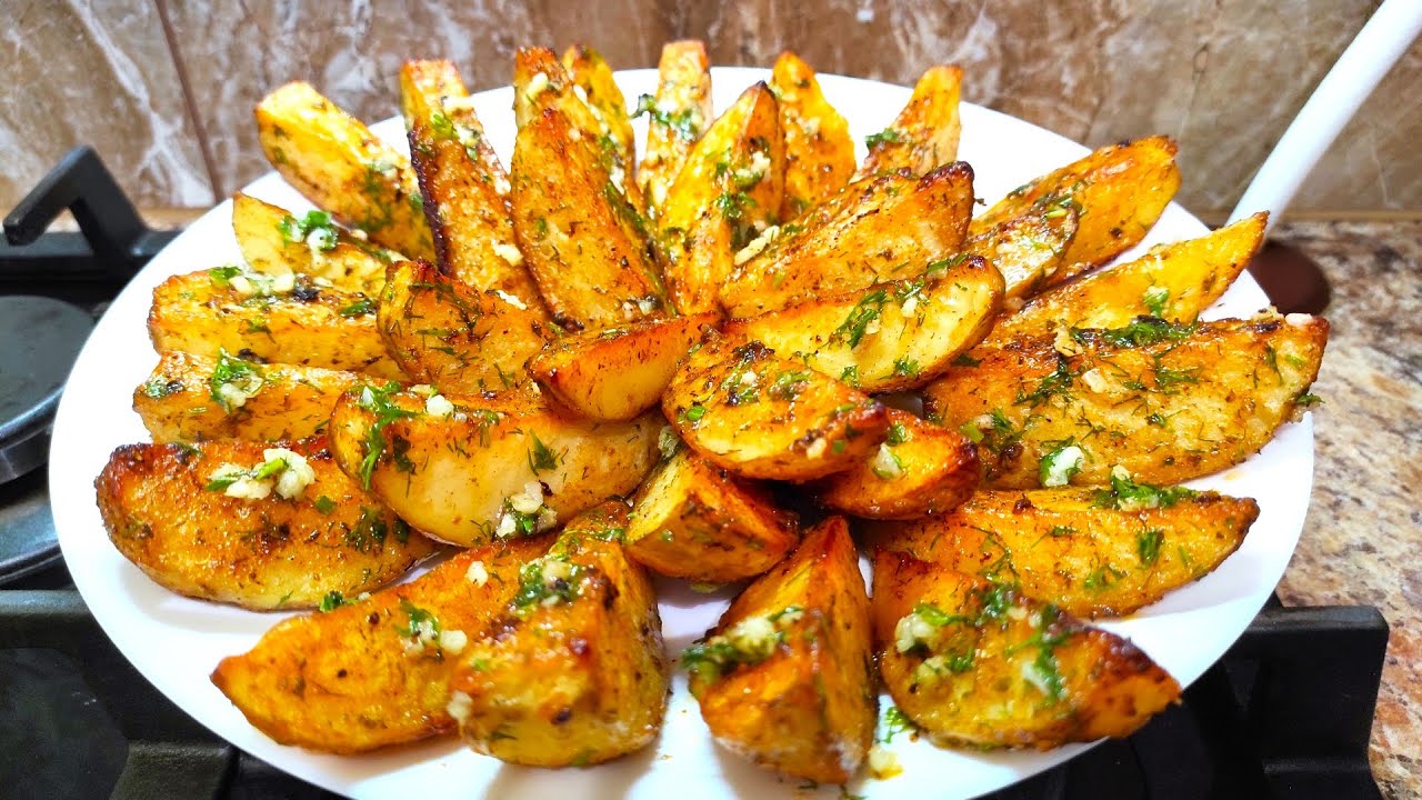 Кулінари назвали один інгредієнт, який зробить картоплю по-селянськи ідеальною