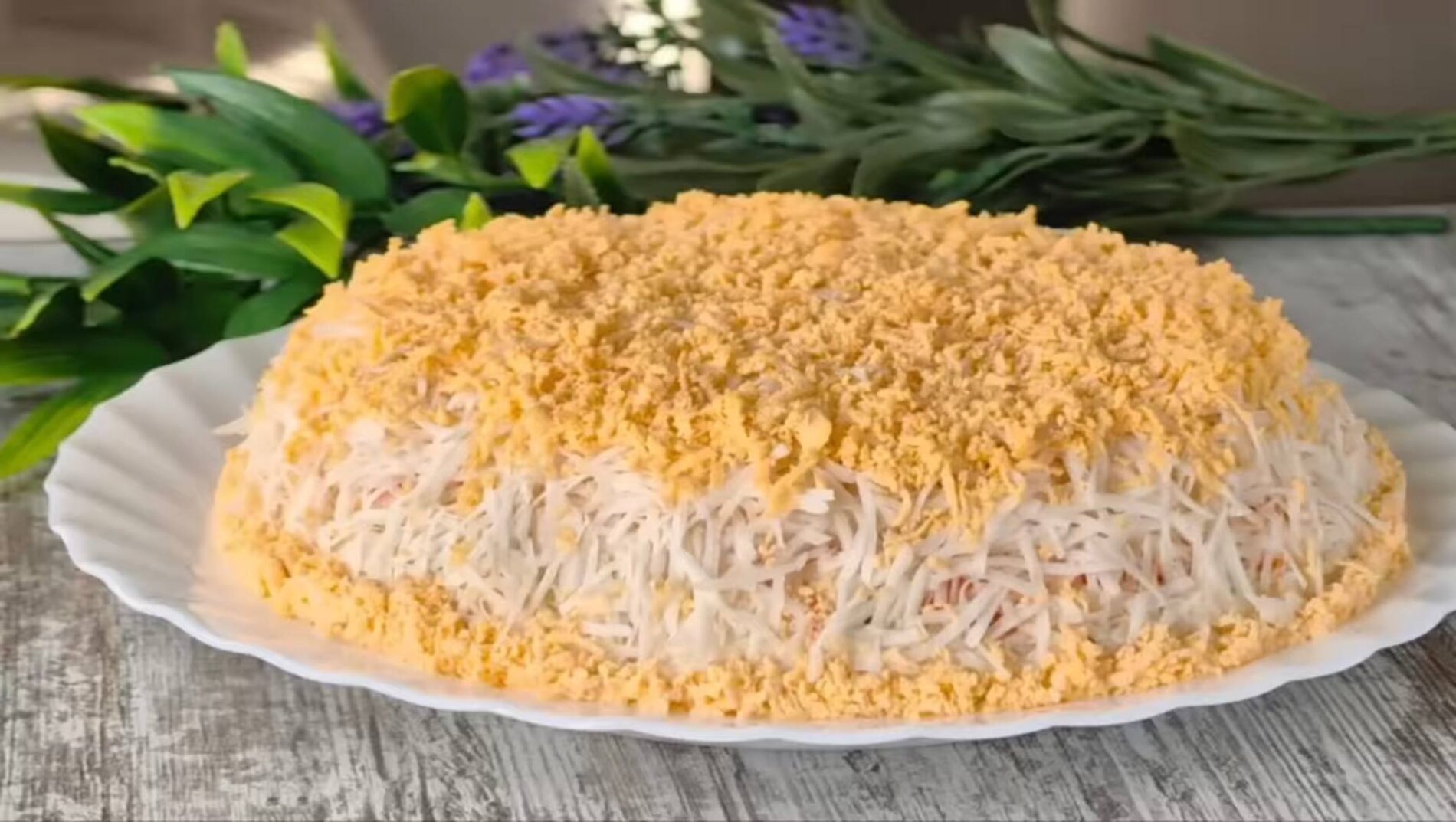 Кулінари поділилися рецептом святкового та пікантного салату з курячим філе