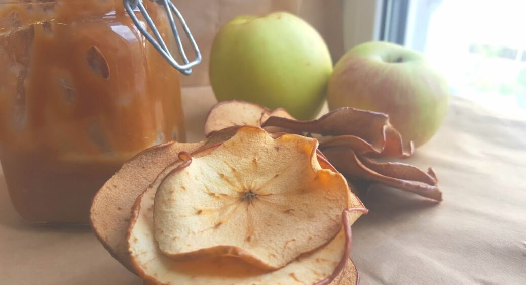 Витрачаю 5 хвилин після школи – і діти просять ще: 1 простий рецепт зимових яблучних чипсів без цукру 