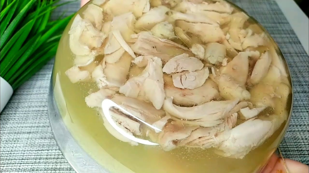 Кулінари поділилися перевіреним рецептом прозорого холодцю з курячих ніжок