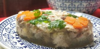 Кулінари поділилися перевіреним рецептом прозорого холодцю з курячих ніжок