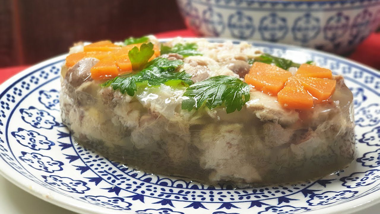 Кулінари поділилися перевіреним рецептом прозорого холодцю з курячих ніжок