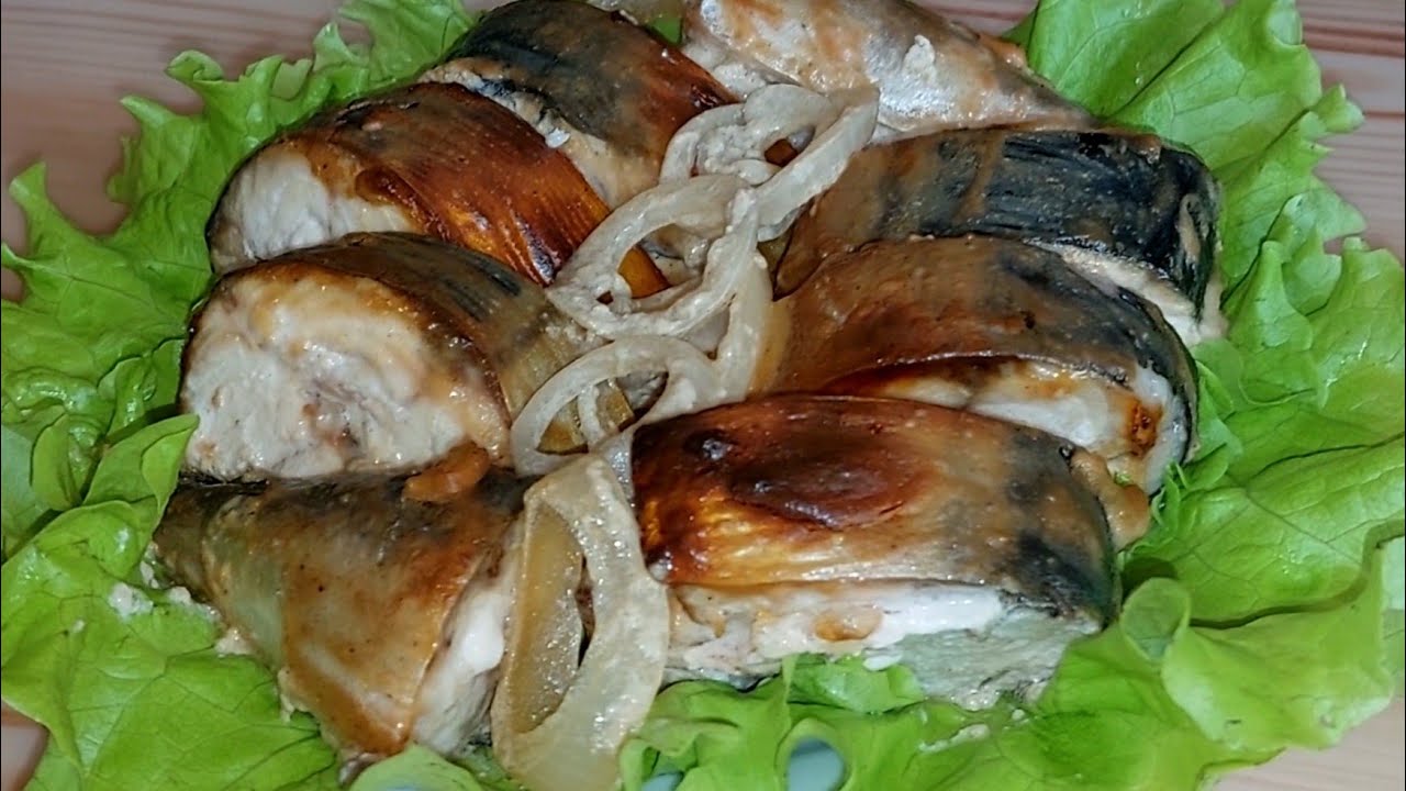 Кулінари розповіли, як приготувати скумбрію з цибулею у пікантному соусі