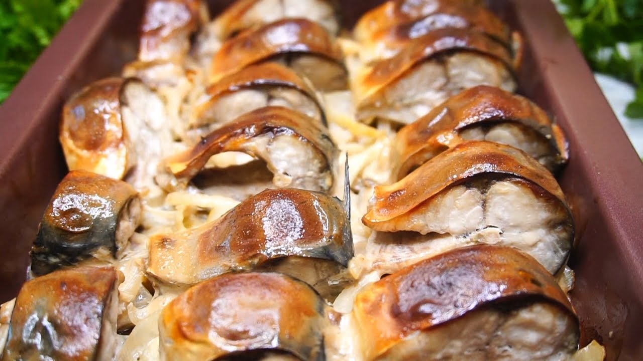 Кулінари розповіли, як приготувати скумбрію з цибулею у пікантному соусі