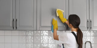 Господині розповіли, як відмити кухонні фасади від жиру