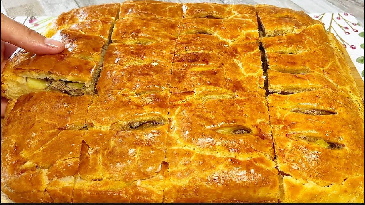 Кулінари поділилися рецептом пирога з м'ясом та картоплею на сметанному тісті