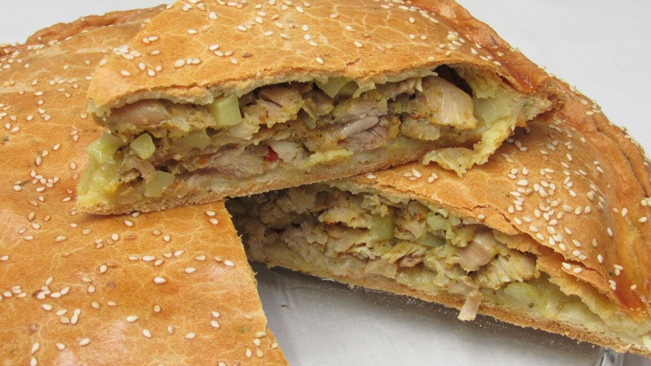 Кулінари поділилися рецептом пирога з м'ясом та картоплею на сметанному тісті