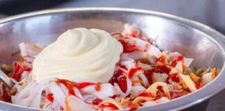 Кулінари поділилися рецептом смачного салату з крабовими паличками