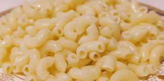 Шеф-кухарі розповіли, як правильно варити макарони без злипання