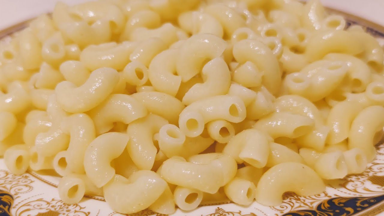 Шеф-кухарі розповіли, як правильно варити макарони без злипання