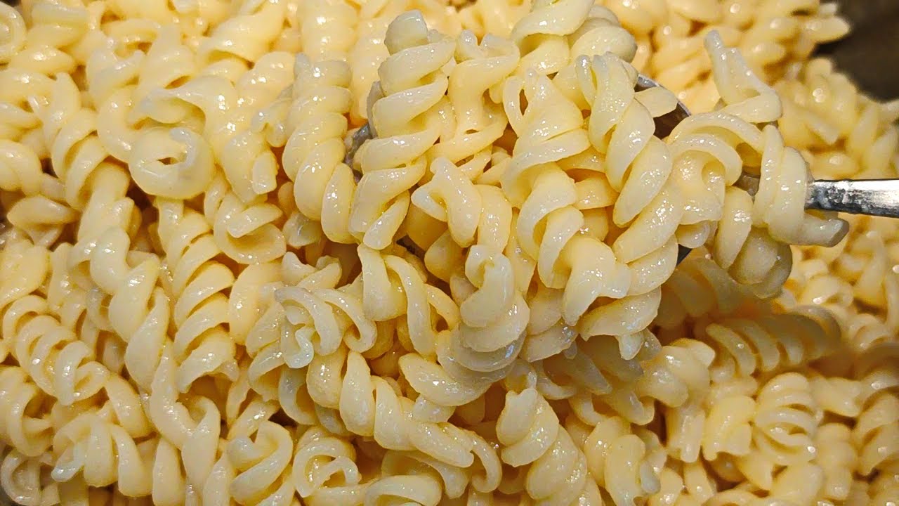 Шеф-кухарі розповіли, як правильно варити макарони без злипання