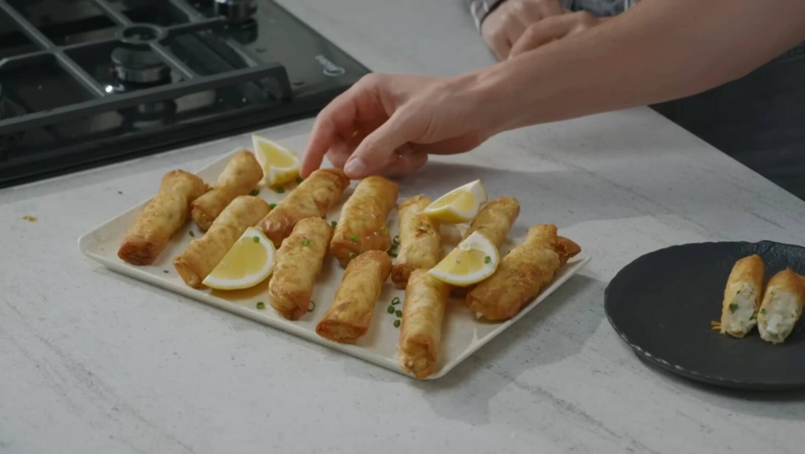 Кулінари розповіли, як приготувати дуже бюджетні крабові пиріжки на Новий рік