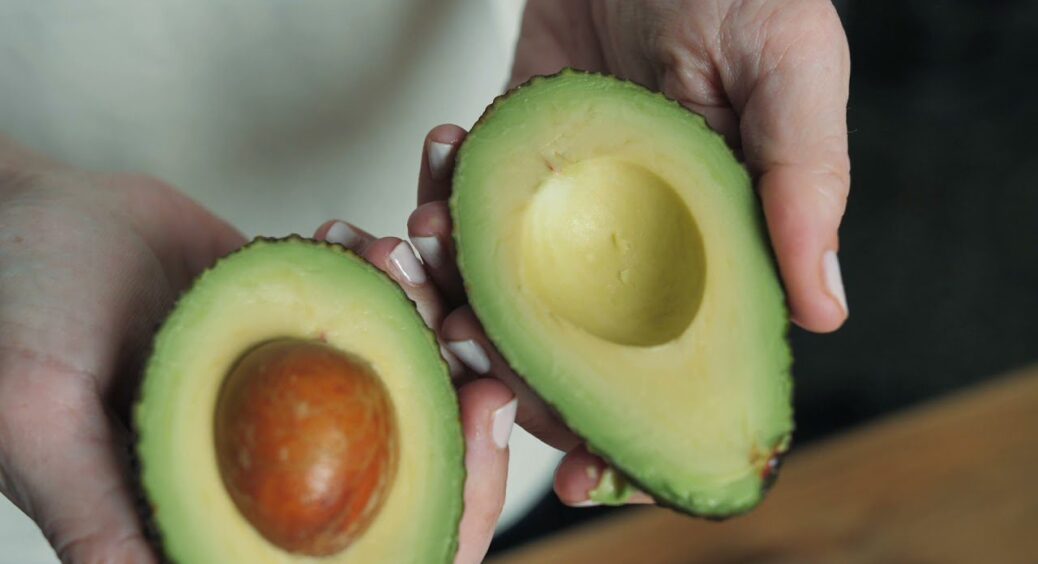 Уся увага на плодоніжку: 80-річна бабуся підказала, як вибрати стигле авокадо в магазині – 100% робочий трюк 