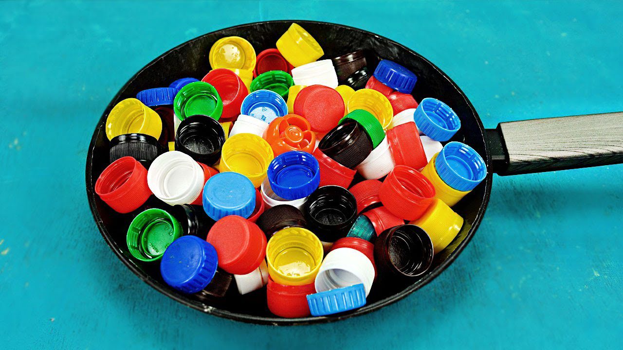 Господині розповіли, як використовувати кришки від пластикових пляшок у побуті