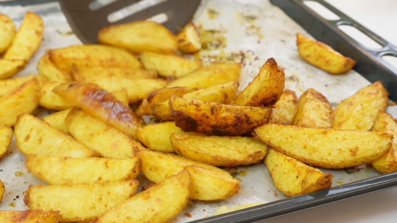 Кулінари назвали один інгредієнт, який зробить картоплю по-селянськи ідеальною