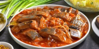 Кулінари розповіли, як приготувати оселедець у томатному соусі з цибулею