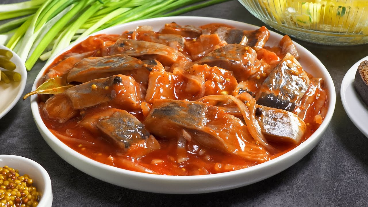 Кулінари розповіли, як приготувати оселедець у томатному соусі з цибулею