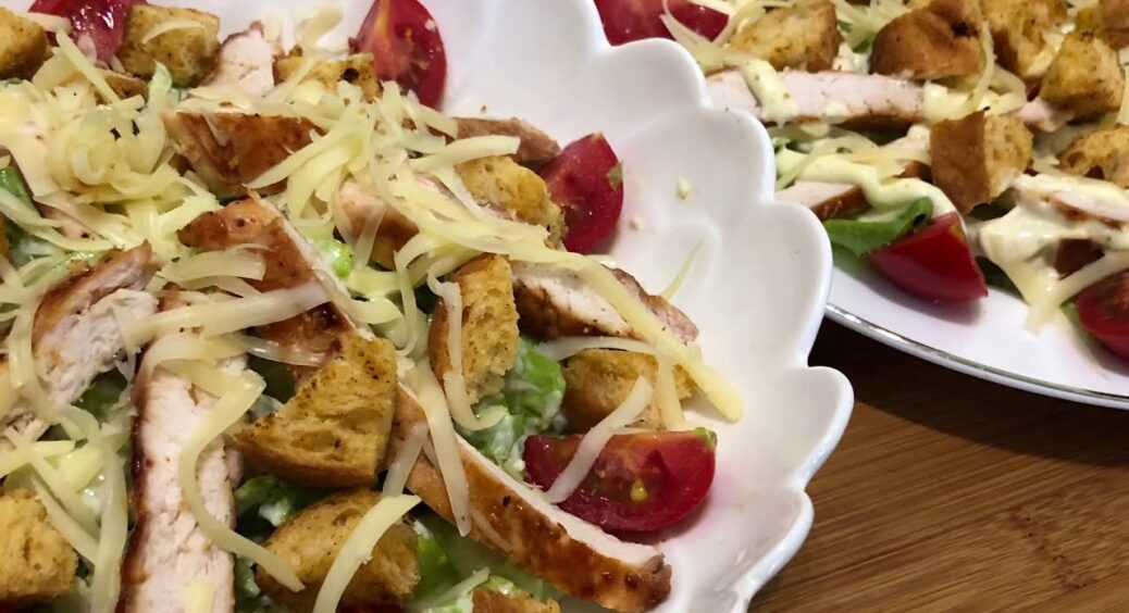 Салат “Цезар” за 6 хв: швидкий рецепт від шеф-кухарів – знадобиться курка, грінки та йогуртова заправка 