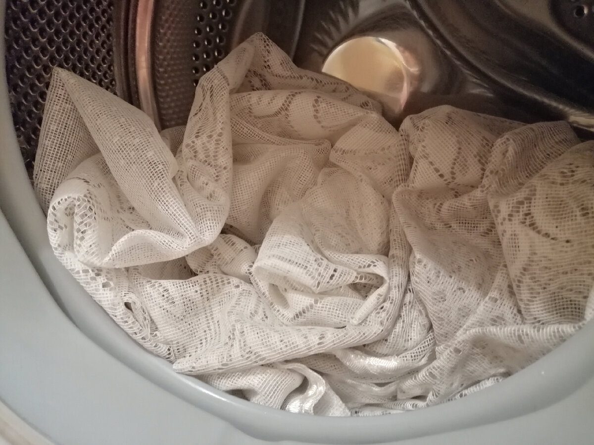 Експерти розповіли, як прати штори, аби вони довго не припадали пилом і не вбирали запахи